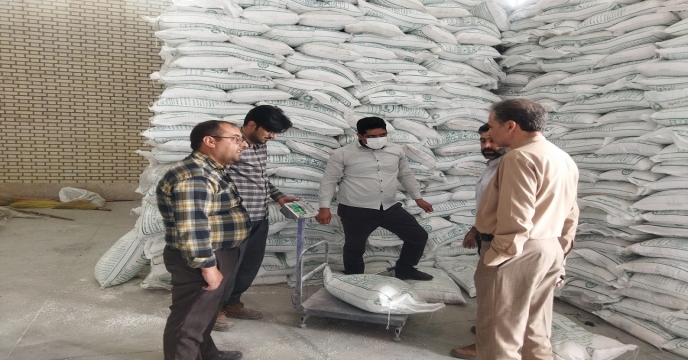 نمونه برداری از کود سلفات پتاسیم گرانوله در انبار شرکت خدمات حمایتی کشاورزی خراسان جنوبی