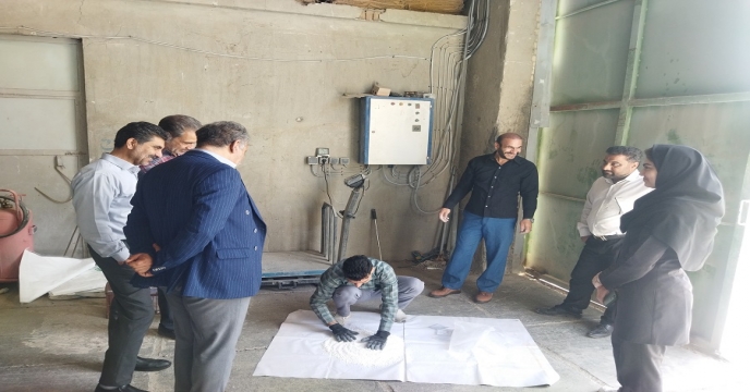نمونه برداری از کود سولفات پتاسیم گرانوله در انبار شرکت خدمات حمایتی کشاورزی خراسان جنوبی