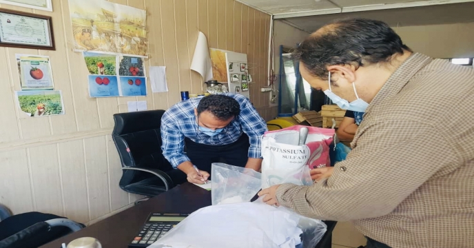 بازدید کارگروه پایش از فروشگاه های عرضه و فروش انواع کودهای کشاورزی در سطح شهر شیراز