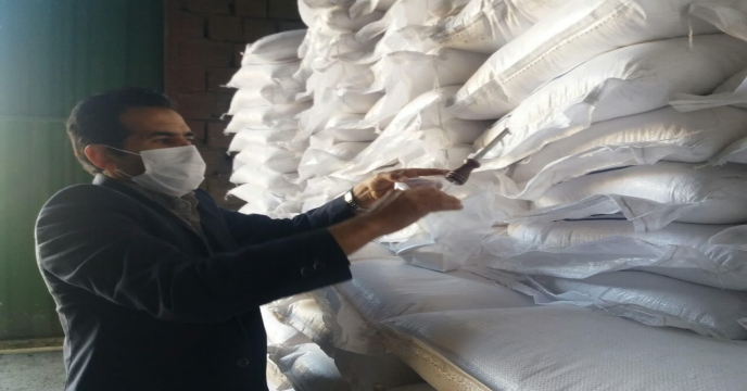 نمونه برداری از کود کلرورپتاسیم پودری در انبار سازمانی استان مرکزی