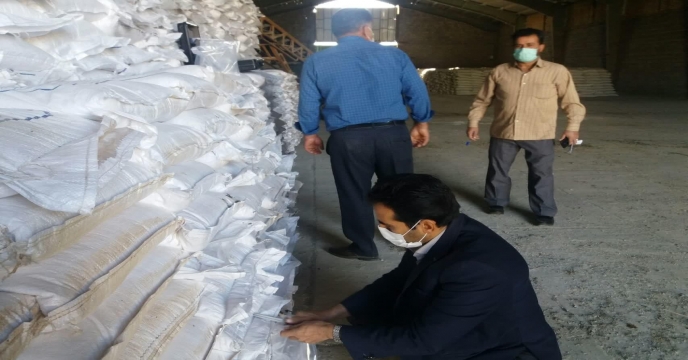 نمونه برداری از کود کلرورپتاسیم پودری در انبار سازمانی استان مرکزی