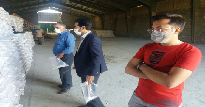 نمونه برداری از کود کلرورپتاسیم پودری در انبار سازمانی استان مرکزی
