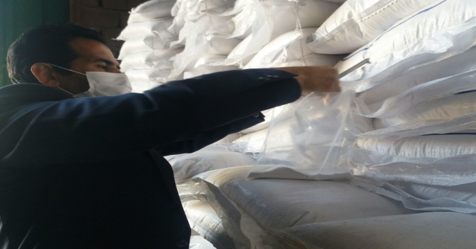 نمونه برداری از کود کلرورپتاسیم پودری در انبار سازمانی استان مرکزی