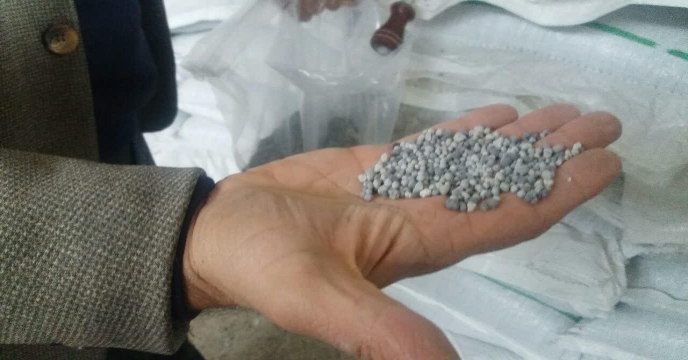 عملیات نمونه برداری از کودهای ارسالی به انبارهای سازمانی استان مرکزی