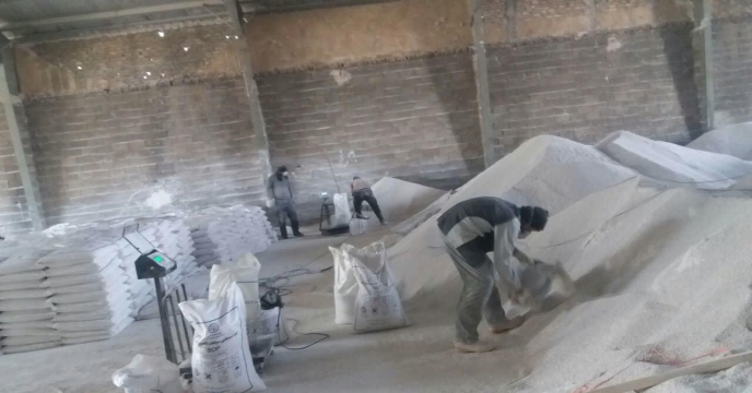 بازدید و بررسی مدیر استان مرکزی از کلیه انبارها و رعایت نمودن کلیه پرسنل به هنگام فعالیت در فاصله گیری اجتماعی بخاطر ویروس کرونا
