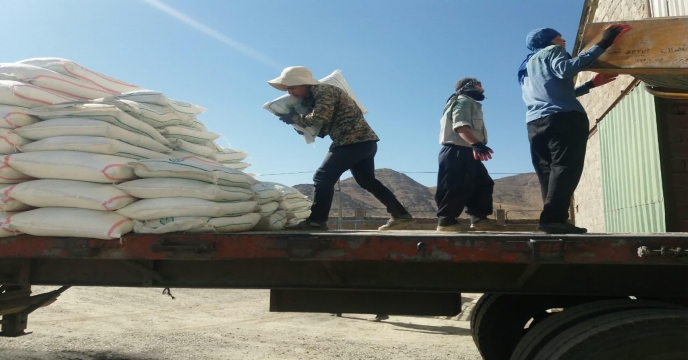 تامین و ارسال کود اوره به روستای چهر چشمه از توابع شهرستان خمین