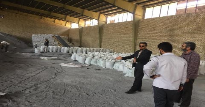 بازدید مدیر خراسان شمالی از انبار و روند کیسه گیری کود