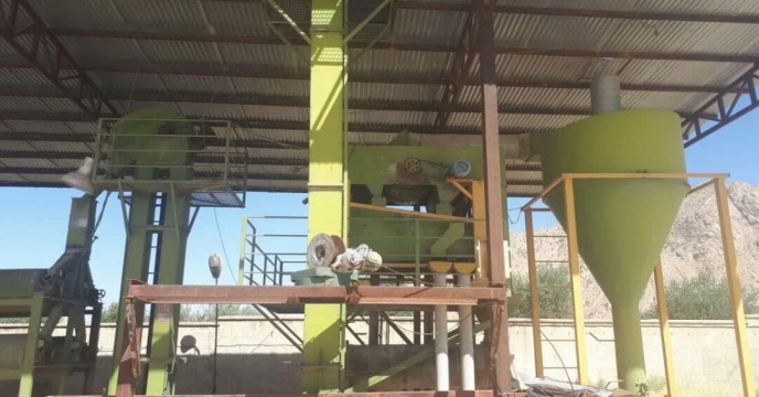 بازدید کارشناس و تکنسین ماشین آلات بوجاری استان مرکزی از خطوط بوجاری تولید بذر استان لرستان