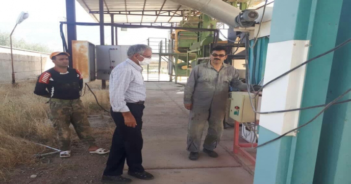 بازدید کارشناس و تکنسین ماشین آلات بوجاری استان مرکزی از خطوط بوجاری تولید بذر استان لرستان