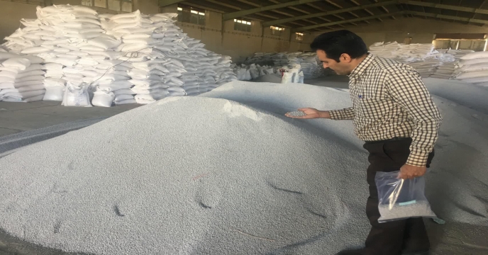 عملیات نمونه برداري از کود در انبارهای کارگزاران شهرستان خمین - استان مرکزی 