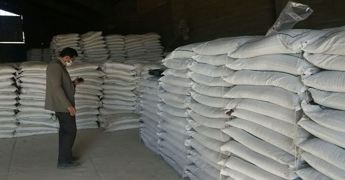 تخلیه کود فسفات 13% در انبار کود شهید شاملو استان مرکزی