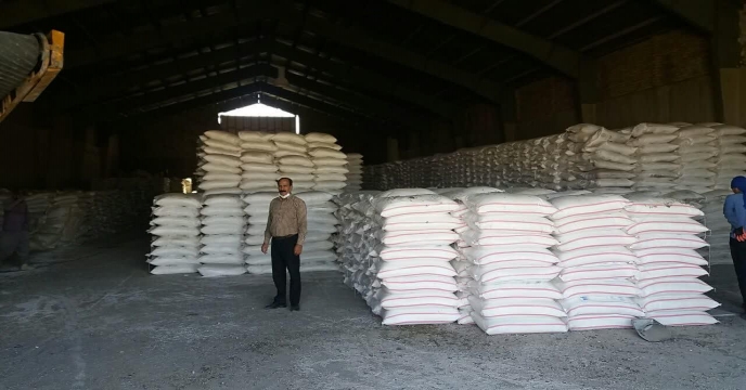 تخلیه کود فسفات 13% در انبار کود شهید شاملو استان مرکزی