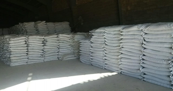 تخلیه کود فسفات 13% در انبار کود شهید شاملو استان مرکزی