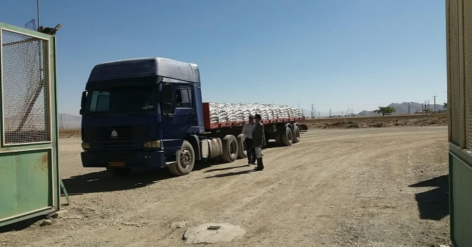 تخلیه کود فسفات 13% در انبار کود شهید شاملو استان مرکزی