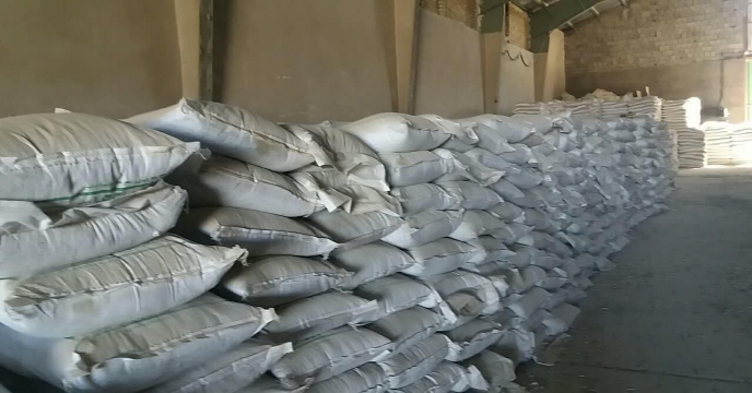 تخلیه کود فسفات 13% در انبار کود شهید شاملو استان مرکزی