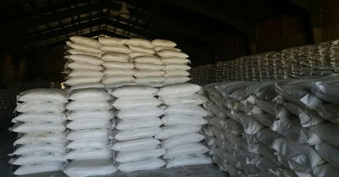 تخلیه کود فسفات 13% در انبار کود شهید شاملو استان مرکزی