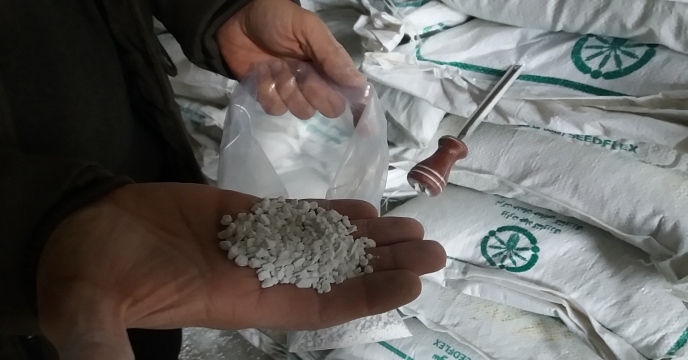 عملیات نمونه برداري وپلمپ از کودسولفات پتاسیم پودری و گرانوله استان مرکزی