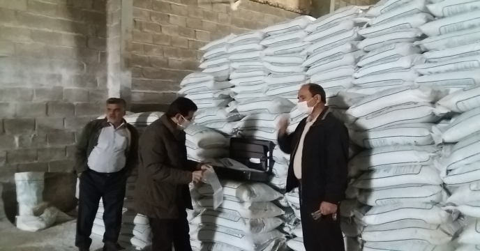 عملیات نمونه برداري وپلمپ از کودسولفات پتاسیم پودری و گرانوله استان مرکزی