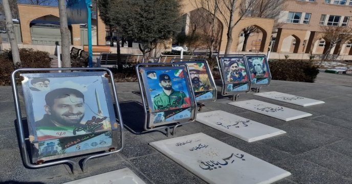 گلباران مزار شهدای انقلاب اسلامی شهرستان اراک در ایام الله دهه فجر 	