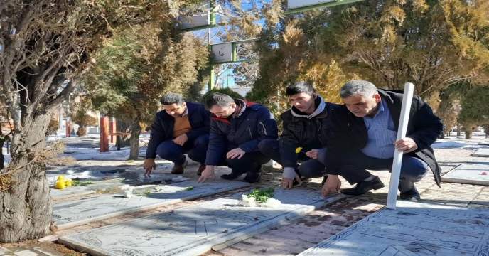 گلباران مزار شهدای انقلاب اسلامی شهرستان اراک در ایام الله دهه فجر 	