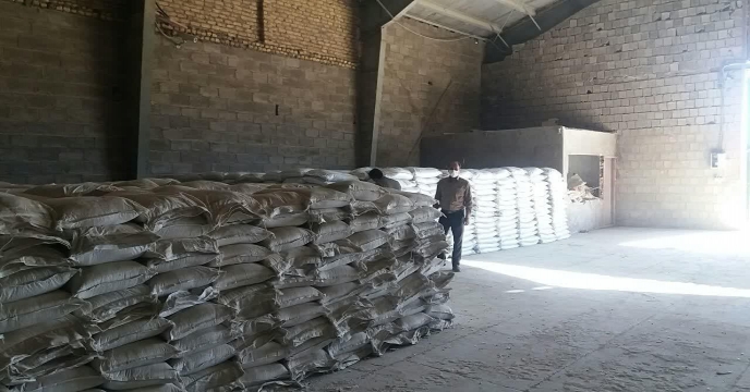 تخلیه کود فسفات 13% در انبار کود شهید شاملو استان مرکزی