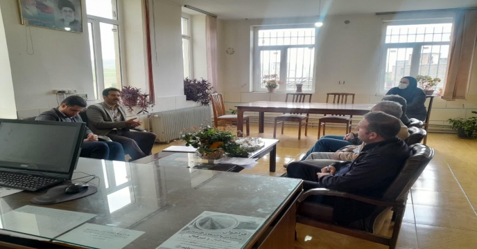 جلسه مشترک کار گروه پایش کود و همکاران جهاد کشاورزی با کشاورزان منطقه سربند شازند روستای هندودر - استان مرکزی 