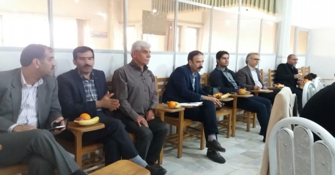 نشست صمیمی مدیر محترم تولیدات جهاد کشاورزی استان مرکزی و مدیر شرکت خدمات حمایتی و کارشناسان محترم سازمان جهاد کشاورزی با شرکتهای تولید کننده کود حاضر در همایش و کارکزاران و کشاورزان پیشرو در سالن جلسات اداری خدمات حمایتی بعدازظهر مورخ 98/09/10