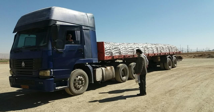 تخلیه انواع کودهای شیمیایی از مبادیهای مختلف کشور به انبارهای استان مرکزی - سال 1400
