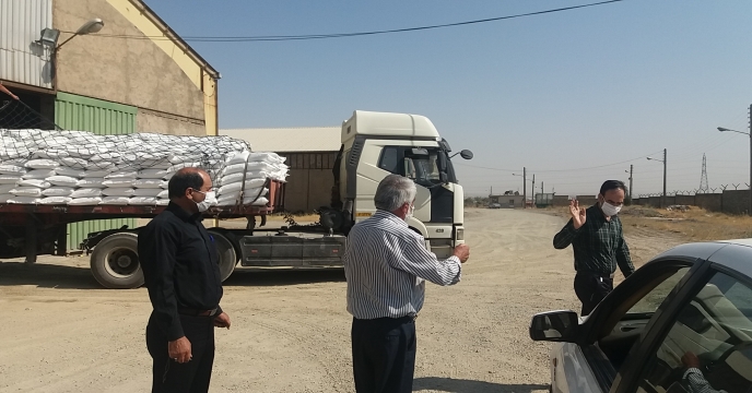تأمین و تدارک کود اوره در روستای نهرمیان منطقه شازند