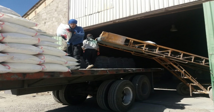 تأمین و تدارک کود اوره در روستای نهرمیان منطقه شازند