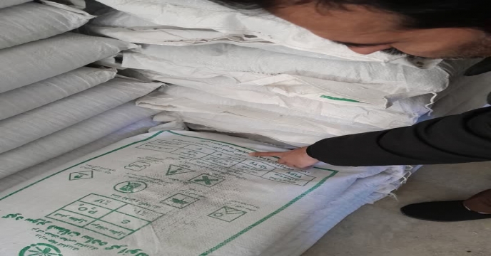 نمونه برداری ازکود سوپر فسفات ساده گرانوله ارسالی از ارکان شیمی جنوب در انبار سازمانی کود شهید شاملو استان مرکزی