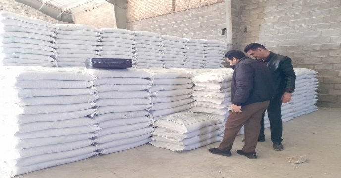 نمونه برداری ازکود سوپر فسفات ساده گرانوله ارسالی از ارکان شیمی جنوب در انبار سازمانی کود شهید شاملو استان مرکزی
