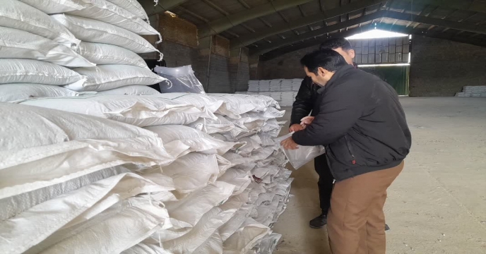 نمونه برداری ازکود سوپر فسفات ساده گرانوله ارسالی از ارکان شیمی جنوب در انبار سازمانی کود شهید شاملو استان مرکزی