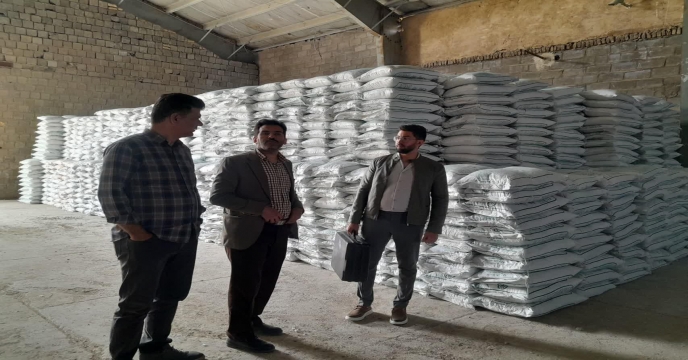 نمونه بردای و بسته بندی از کود کشاورزی تولید داخلی شرکت پویا تدبیر ساوه - در انبارهای استان مرکزی