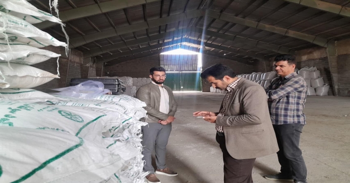نمونه بردای و بسته بندی از کود کشاورزی تولید داخلی شرکت پویا تدبیر ساوه - در انبارهای استان مرکزی