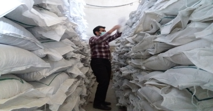 عملیات نمونه برداري وپلمپ از کودسولفات پتاسیم پودری استان مرکزی