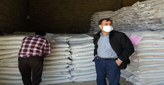 عملیات نمونه برداري وپلمپ از کودسولفات پتاسیم پودری استان مرکزی