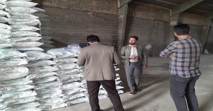 نمونه بردای از کود کشاورزی تولید داخلی شرکت پویا تدبیر ساوه - در انبارهای استان مرکزی