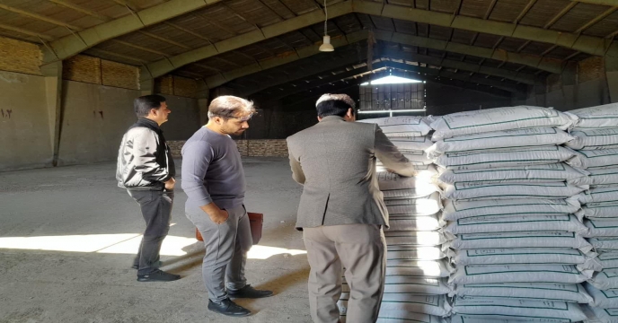 عملیات نمونه برداري از کود سوپر فسفات تریپل استان مرکزی