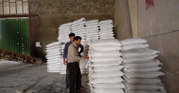 عملیات نمونه برداري از کود سوپر فسفات تریپل استان مرکزی