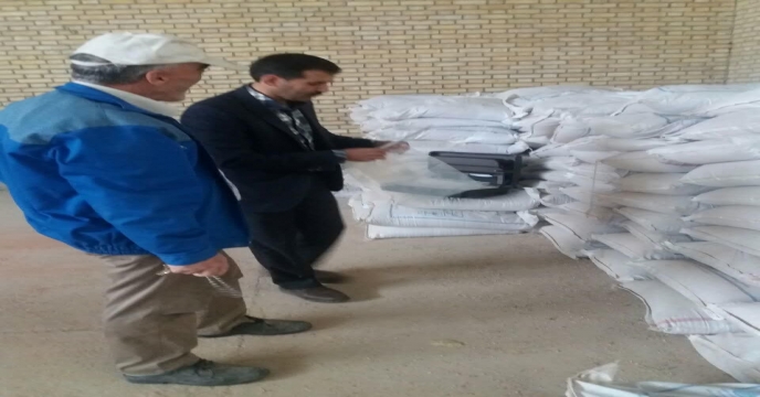 مونه برداری از کودهای سوپرفسفات تریپل ارسالی از بندر عباس به انبارهای کارگزاران استان مرکزی