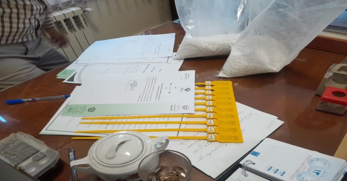 نمونه بردای و بسته بندی از کود کشاورزی تولید داخلی شرکت پویا تدبیر ساوه - در انبارهای استان مرکزی