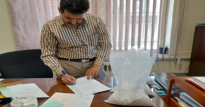 نمونه بردای و بسته بندی از کود کشاورزی تولید داخلی شرکت پویا تدبیر ساوه - در انبارهای استان مرکزی