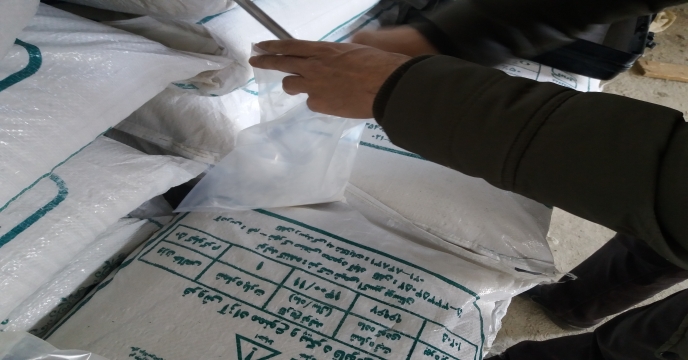 عملیات نمونه برداري از کودسولفات پتاسیم پودری استان مرکزی