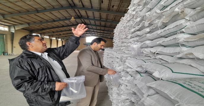 عملیات نمونه برداري از کود سوپر فسفات تریپل تولید داخلی استان مرکزی – دیماه 1402 	