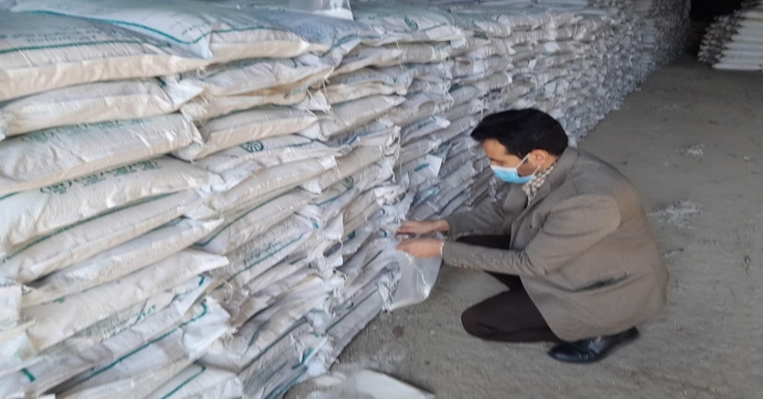 نمونه بردای از کود سولفات پتاسیم پودری تولید داخلی . انبارهای استان مرکزی