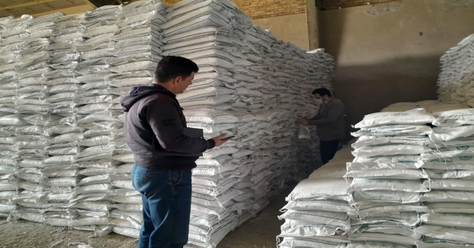 نمونه بردای از کود سولفات پتاسیم پودری تولید داخلی . انبارهای استان مرکزی