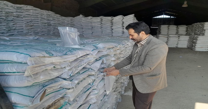 نمونه بردای از کود سولفات پتاسیم پودری تولید داخلی . انبارهای استان مرکزی