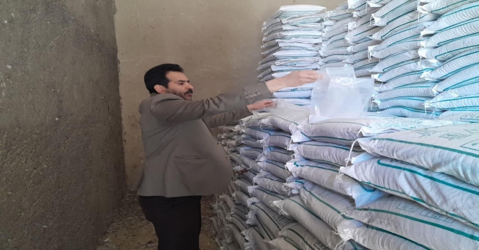 نمونه بردای از کود سولفات پتاسیم پودری تولید داخلی . انبارهای استان مرکزی