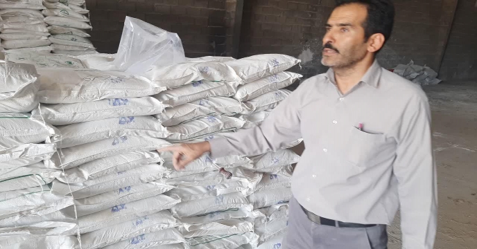 عملیات نمونه برداری از سولفات پتاسیم پودری تولید داخلی در انبار سازمانی استان مرکزی – شهریور 1402